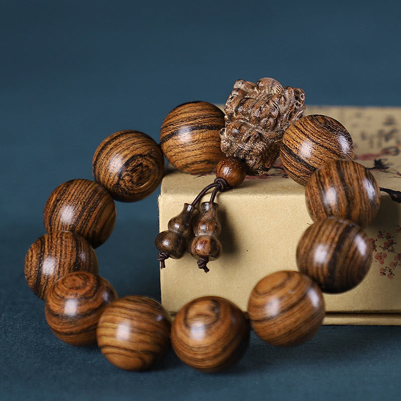 Bracelet de protection sculpté en forme de dragon en bois de santal vert et bois de rose avec petites feuilles de Buddha Stones