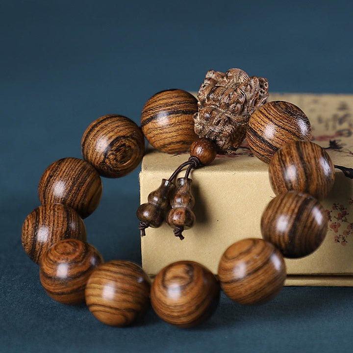 Bracelet de protection sculpté en forme de dragon en bois de santal vert et bois de rose avec petites feuilles de Buddha Stones