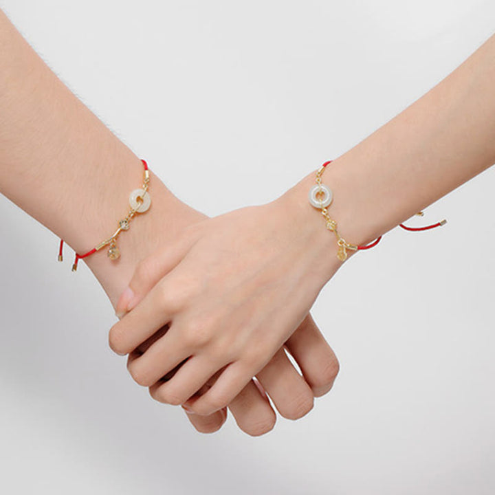 Bracelet en corde rouge avec boucle de paix en jade Hetian plaqué or 18 carats et Buddha Stones