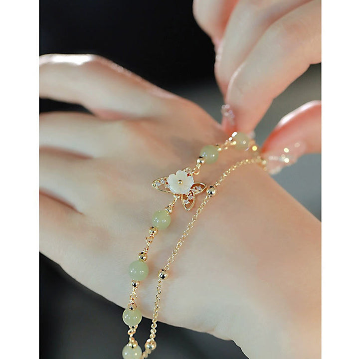 Bracelet porte-bonheur double couche en jade plaqué or 14 carats avec papillon et fleur de pierre Tridacna de Buddha Stones