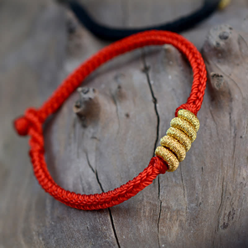 Bracelet tressé fait main avec un design simple et des nœuds chinois pour la force et la chance
