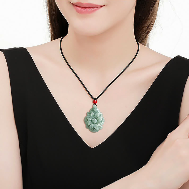Collier pendentif porte-bonheur en jade naturel Kalanchoe blossfeldiana avec Buddha Stones