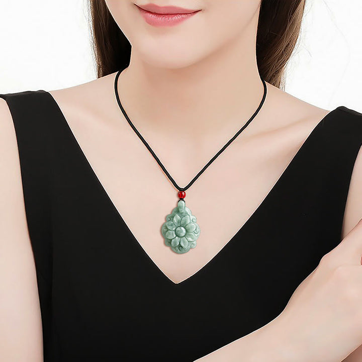 Collier pendentif porte-bonheur en jade naturel Kalanchoe blossfeldiana avec Buddha Stones