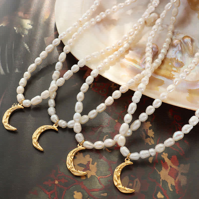 Collier avec pendentif en forme de croissant de lune et de perle