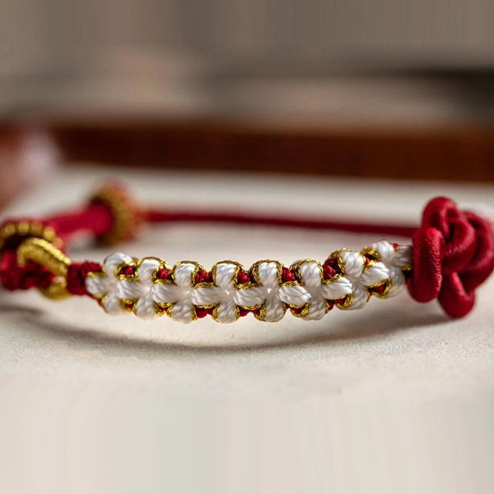 Bracelet porte-bonheur en corde avec breloque en fleur de pêcher et nœud d'amour véritable fait à la main par Buddha Stones