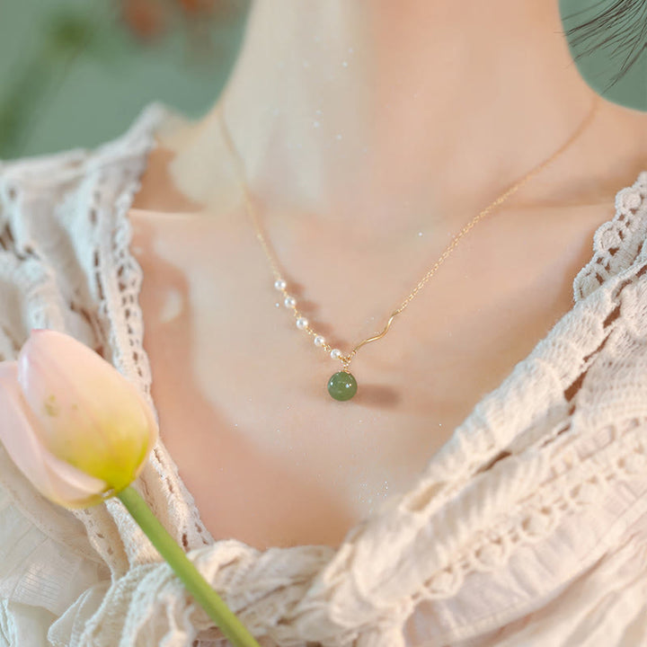 Collier avec pendentif porte-bonheur en perles de jade Hetian naturelles de Bouddha Stones