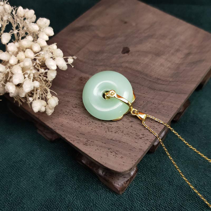 Collier pendentif en chaîne Buddha Stones en forme de feuille de jade ronde et porte-bonheur