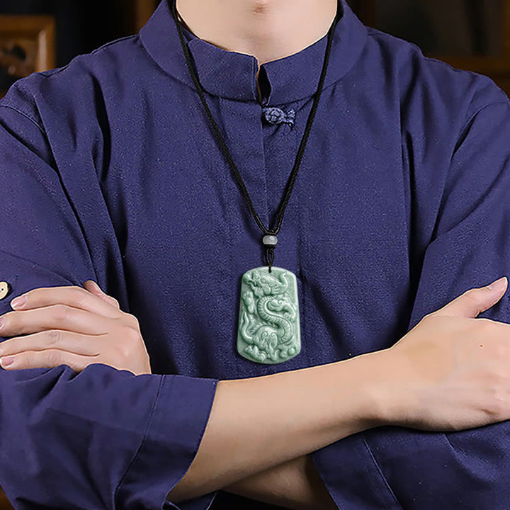 Collier pendentif amulette de succès en jade avec Buddha Stones Année du Dragon Zodiaque chinois