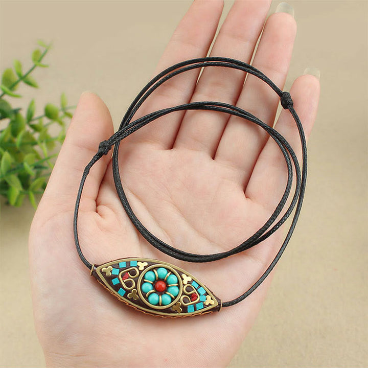 Collier pendentif en perles turquoises du Tibet avec Buddha Stones et motif marquise, protection et force