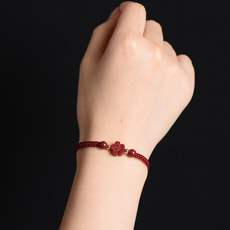 Bracelet en fil rouge avec trèfle à quatre feuilles et fleur à cinq pétales en cinabre et bénédiction de Buddha Stones