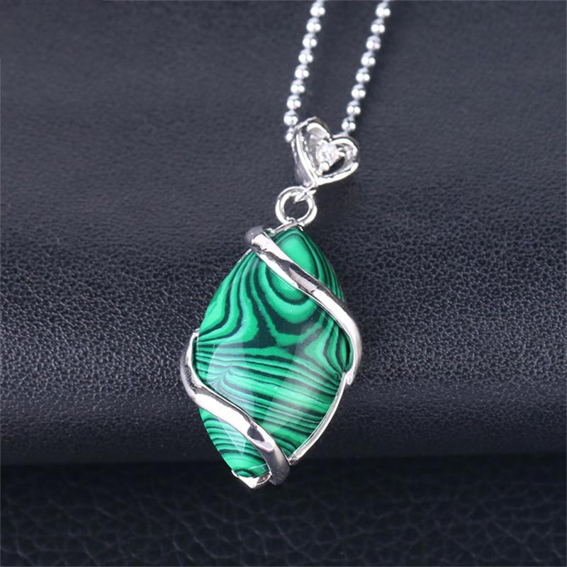 Collier pendentif en pierre de cristal naturel à motif marquise Buddha Stones