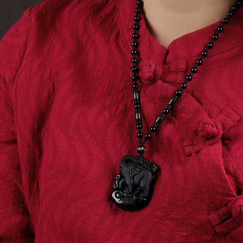 Collier avec pendentif en obsidienne noire et protection d'éléphant
