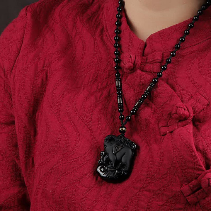 Collier avec pendentif en obsidienne noire et protection d'éléphant