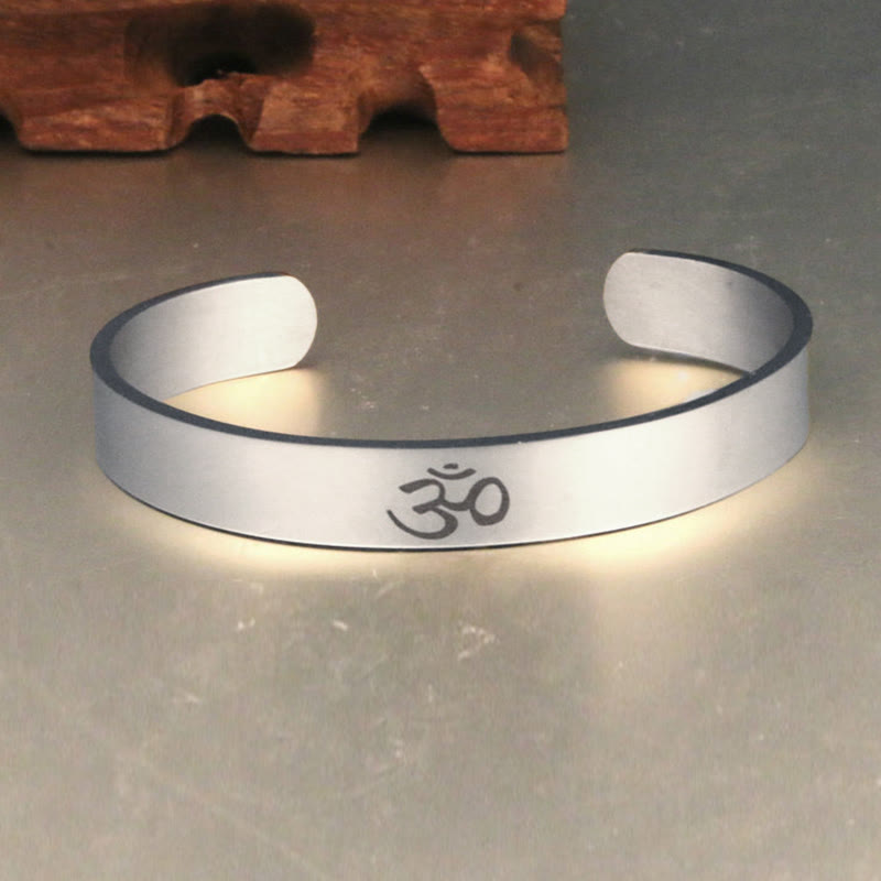 Bracelet manchette tibétain avec Buddha Stones et symbole OM