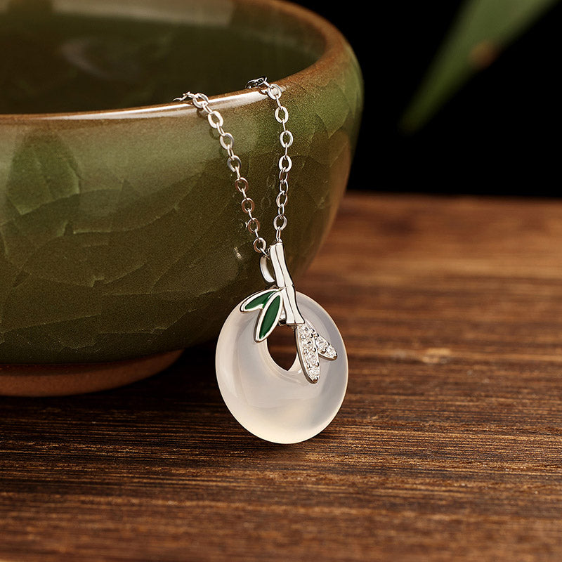 Buddha Stones pendentif positif en argent sterling 925 avec boucle de paix et feuille de bambou en calcédoine naturelle