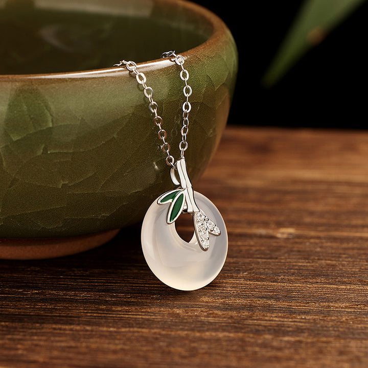 Buddha Stones pendentif positif en argent sterling 925 avec boucle de paix et feuille de bambou en calcédoine naturelle