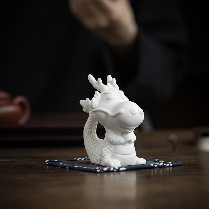 Buddha Stones Année du Dragon Chance Porcelaine Blanche Thé en Céramique Figurine pour Animaux de Compagnie Décoration de Maison - Tapis en bambou Dragon 4,3 cm x 5,9 cm x 8,6 cm - image 0