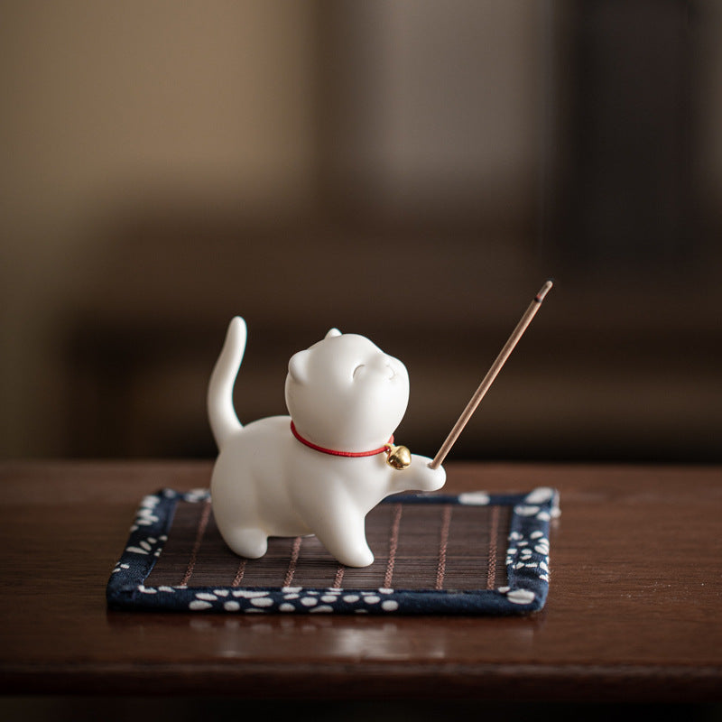 Figurine de chat porte-bonheur en céramique en forme de Buddha Stones avec tapis en bambou - Chaton blanc 6,2 cm x 3,2 cm x 5,6 cm - image 1