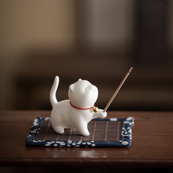 Figurine de chat porte-bonheur en céramique en forme de Buddha Stones avec tapis en bambou - Chaton blanc 6,2 cm x 3,2 cm x 5,6 cm - image 1