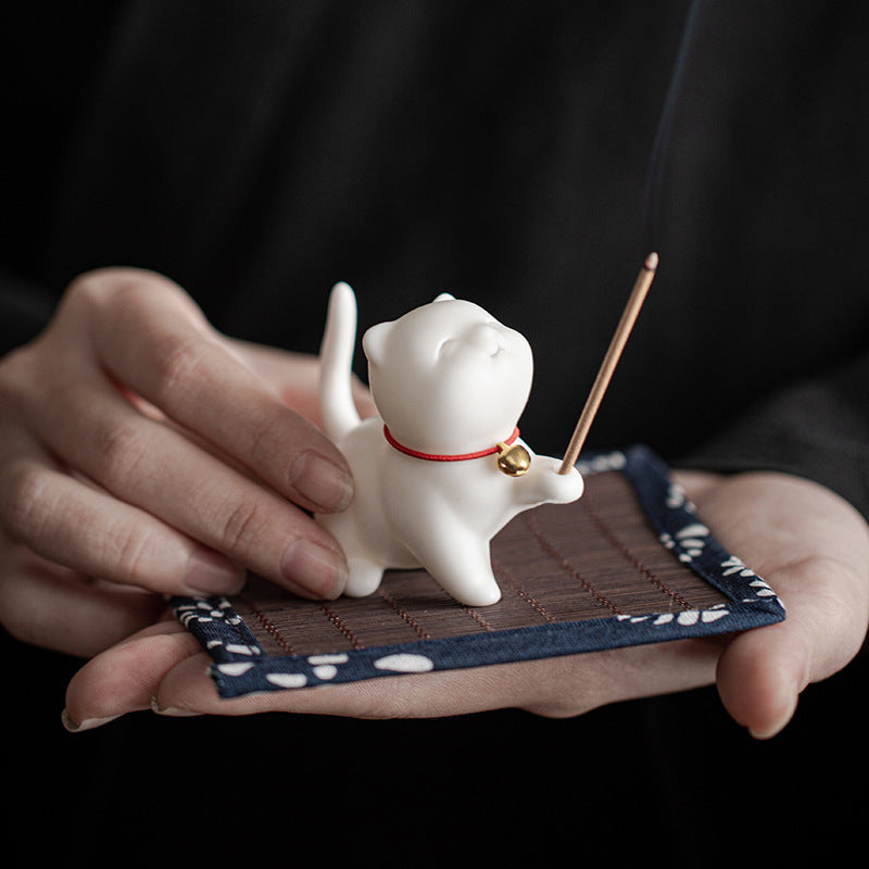 Figurine de chat porte-bonheur en céramique en forme de Buddha Stones avec tapis en bambou - image 3