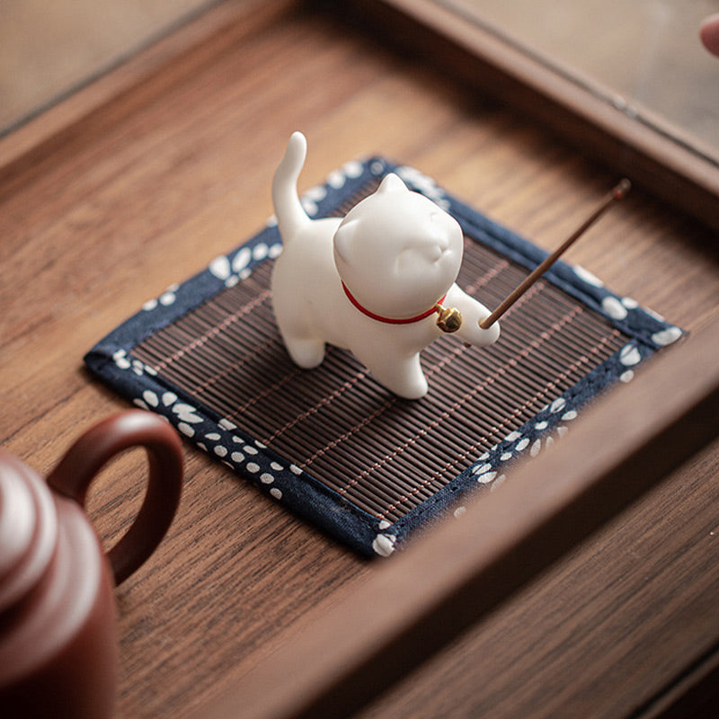Figurine de chat porte-bonheur en céramique en forme de Buddha Stones avec tapis en bambou - image 4