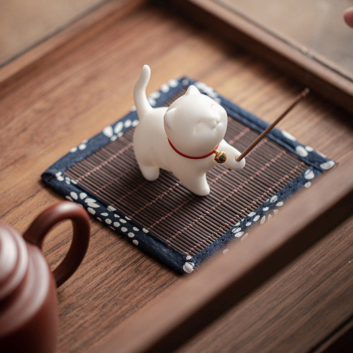 Figurine de chat porte-bonheur en céramique en forme de Buddha Stones avec tapis en bambou - image 4