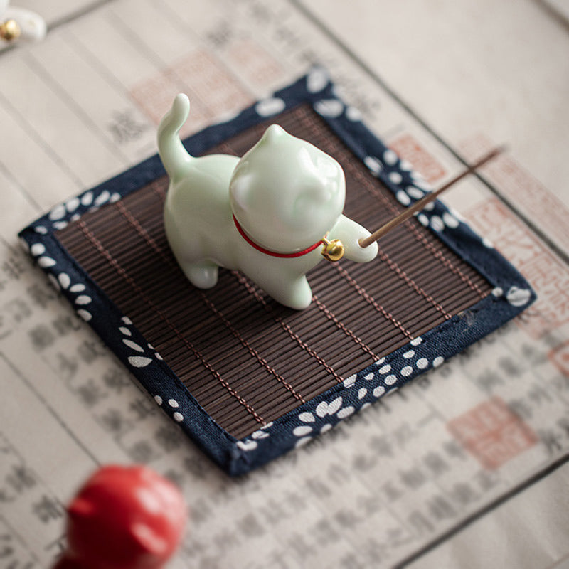 Figurine de chat porte-bonheur en céramique en forme de Buddha Stones avec tapis en bambou - image 15