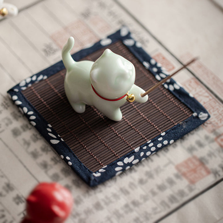 Figurine de chat porte-bonheur en céramique en forme de Buddha Stones avec tapis en bambou - image 15