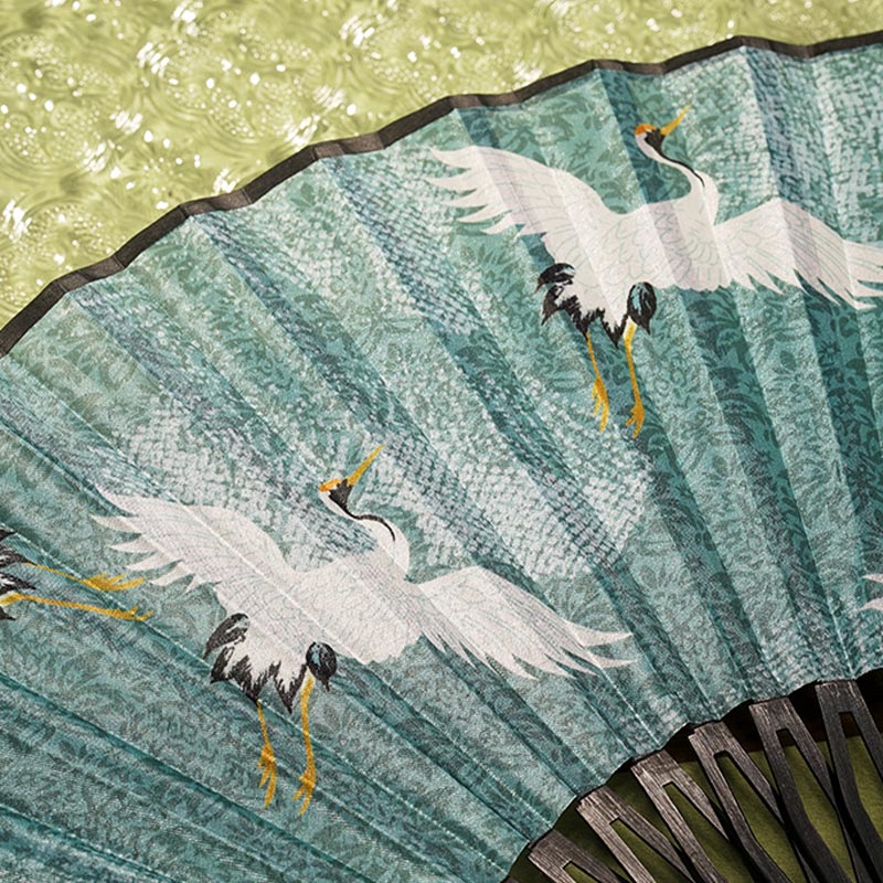 Éventail pliant en bambou et soie à motif grue bleu et blanc vintage Buddha Stones