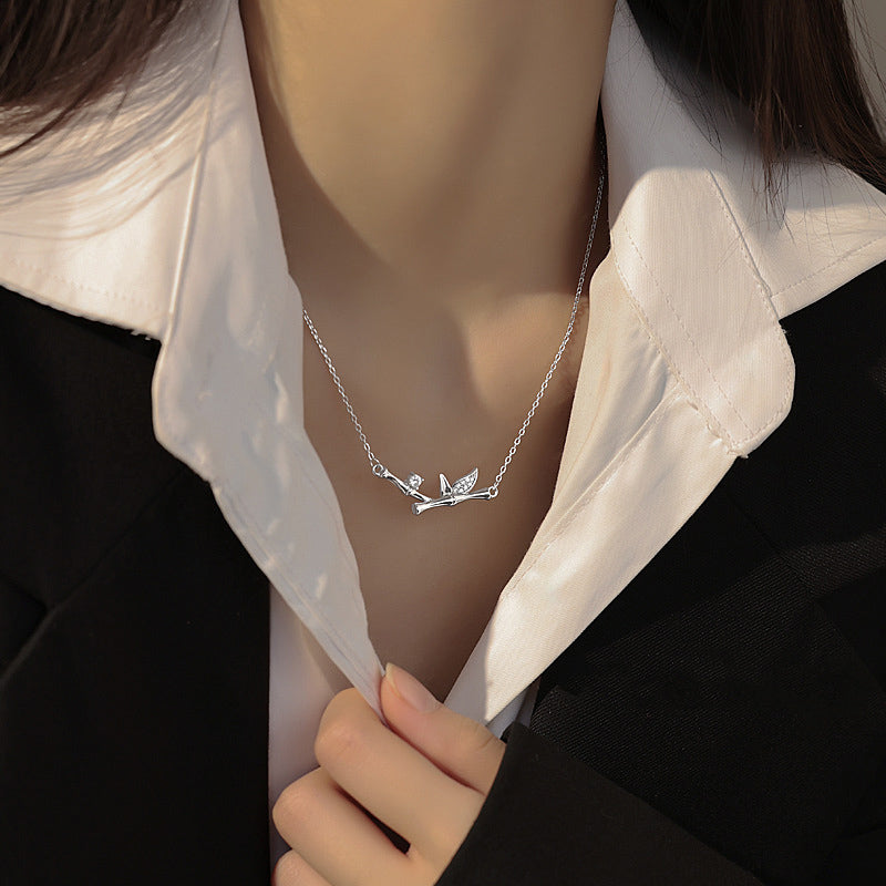 Collier pendentif en cuivre et zircon avec motif de feuille de bambou et Buddha Stones