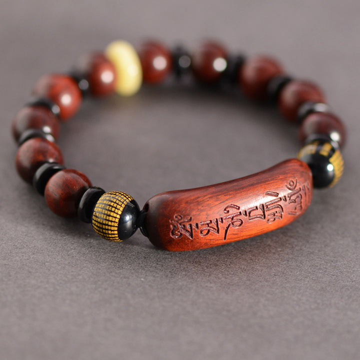 Bracelet de protection gravé Om Mani Padme Hum en bois de santal rouge à petites feuilles de Buddha Stones