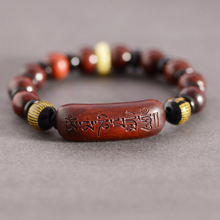 Bracelet de protection gravé Om Mani Padme Hum en bois de santal rouge à petites feuilles de Buddha Stones