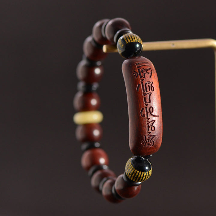 Bracelet de protection gravé Om Mani Padme Hum en bois de santal rouge à petites feuilles de Buddha Stones