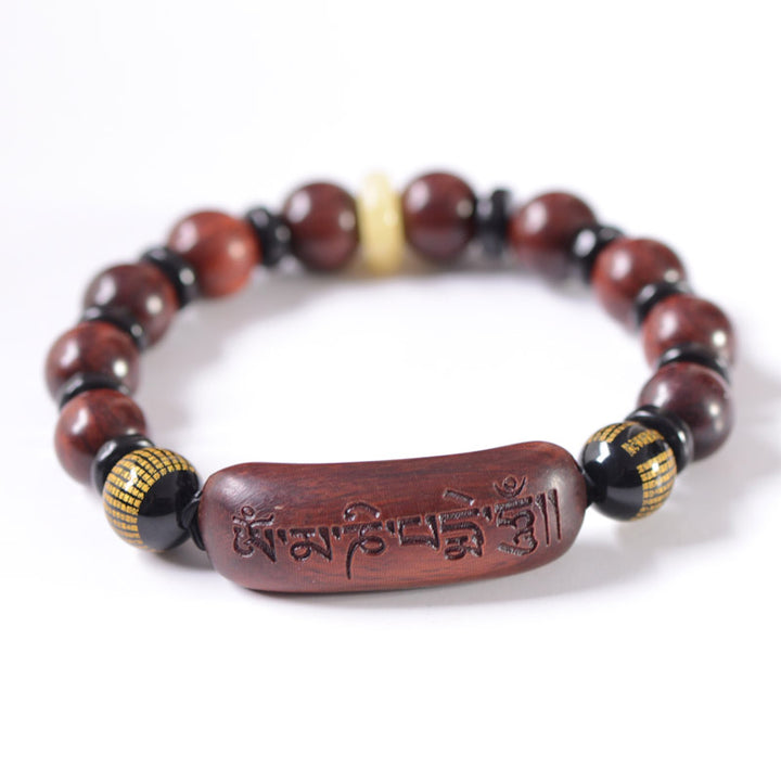 Bracelet de protection gravé Om Mani Padme Hum en bois de santal rouge à petites feuilles de Buddha Stones