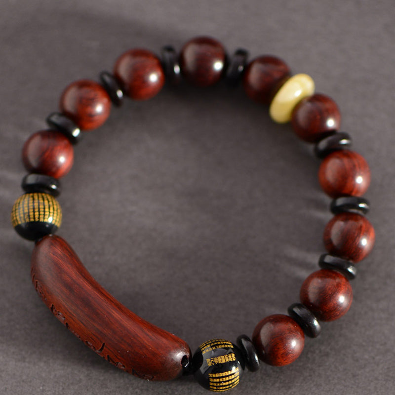 Bracelet de protection gravé Om Mani Padme Hum en bois de santal rouge à petites feuilles de Buddha Stones