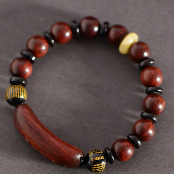 Bracelet de protection gravé Om Mani Padme Hum en bois de santal rouge à petites feuilles de Buddha Stones