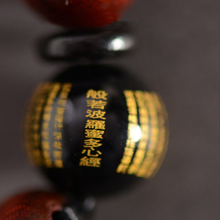 Bracelet de protection gravé Om Mani Padme Hum en bois de santal rouge à petites feuilles de Buddha Stones