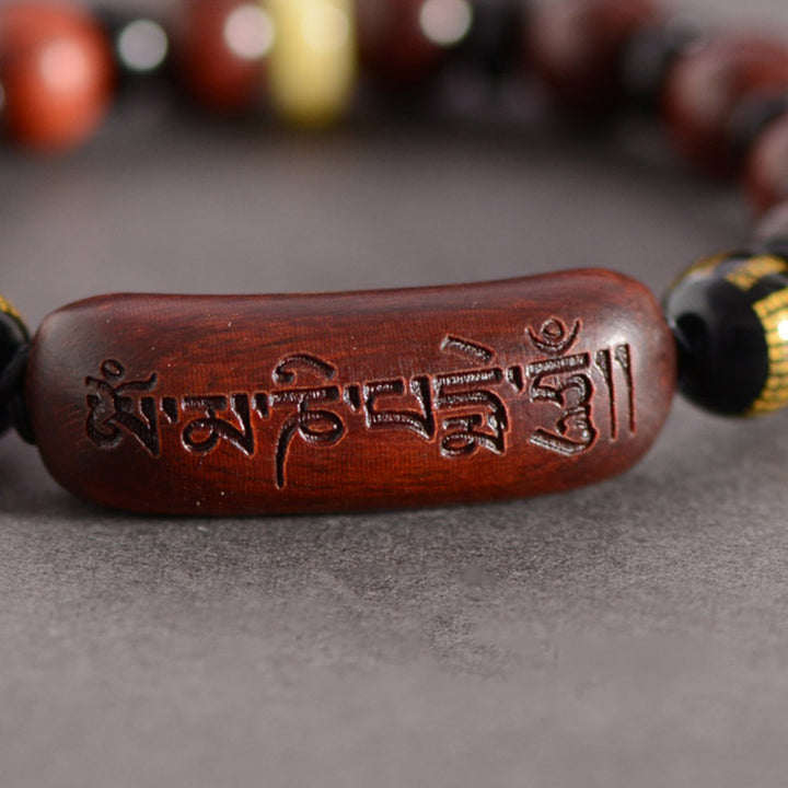 Bracelet de protection gravé Om Mani Padme Hum en bois de santal rouge à petites feuilles de Buddha Stones