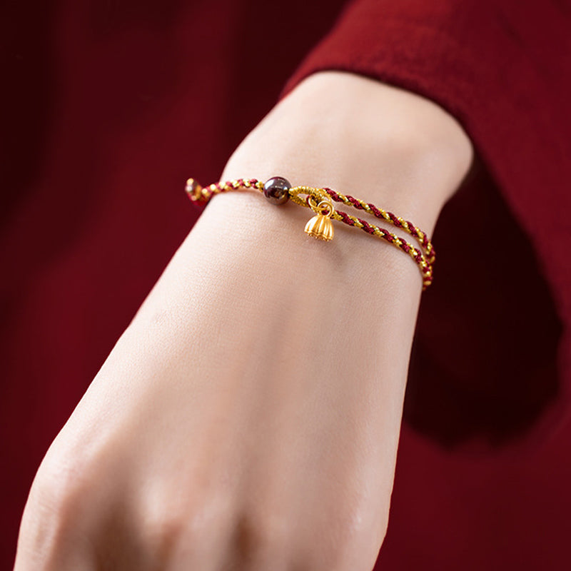 Bracelet tressé en corde d'or rouge fabriqué à la main par Buddha Stones avec breloque Lotus Peace And Joy