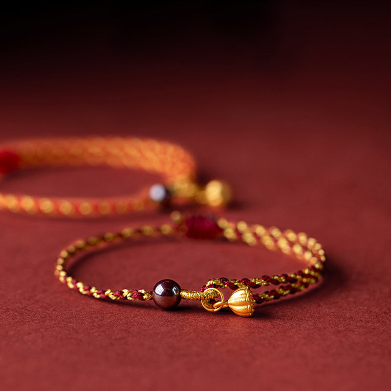 Bracelet tressé en corde d'or rouge fabriqué à la main par Buddha Stones avec breloque Lotus Peace And Joy