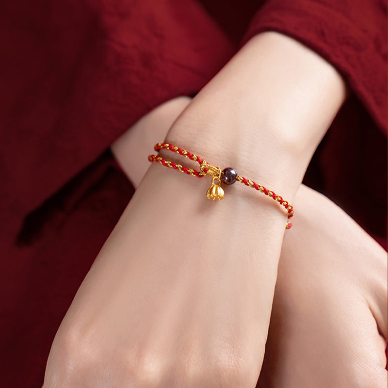 Bracelet tressé en corde d'or rouge fabriqué à la main par Buddha Stones avec breloque Lotus Peace And Joy