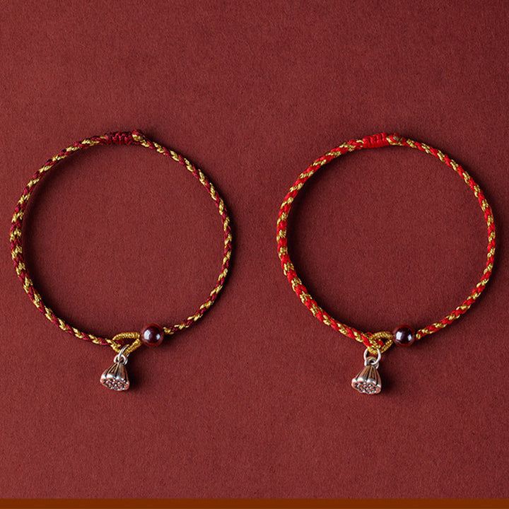Bracelet tressé en corde d'or rouge fabriqué à la main par Buddha Stones avec breloque Lotus Peace And Joy