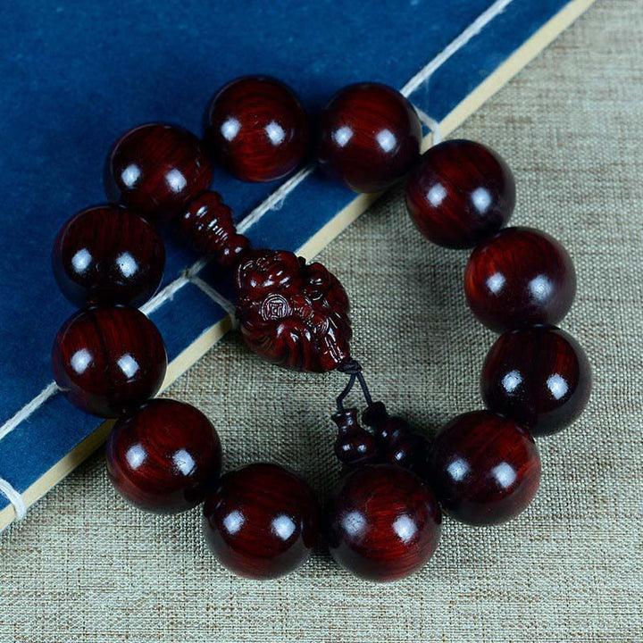 Bracelet Buddha Stones rieur Dieu de la richesse et de la protection en petites feuilles de santal rouge
