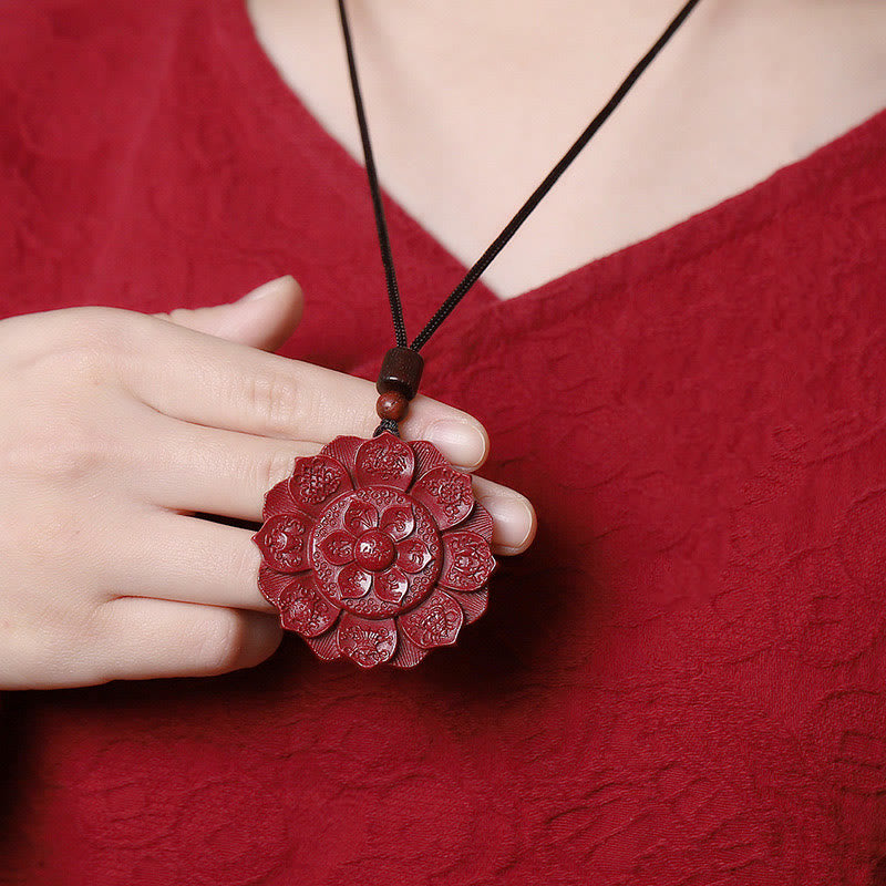 Collier avec pendentif en corde et bénédiction en Buddha Stones en cinabre naturel Lotus Om Mani Padme Hum