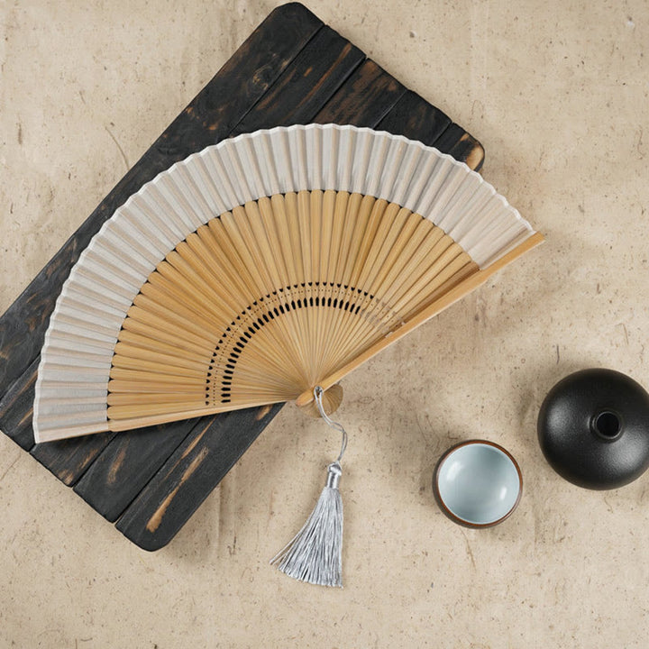 Éventail pliable en bambou à main avec gravure simple et creuse en forme de fleur de cerisier avec Buddha Stones - Beige 22 cm - image 2
