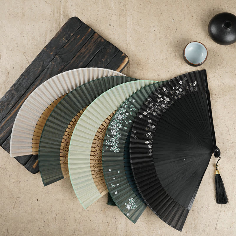 Éventail pliable en bambou à main avec gravure simple et creuse en forme de fleur de cerisier avec Buddha Stones
