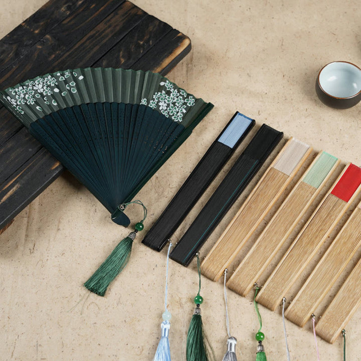 Éventail pliable en bambou à main avec gravure simple et creuse en forme de fleur de cerisier avec Buddha Stones