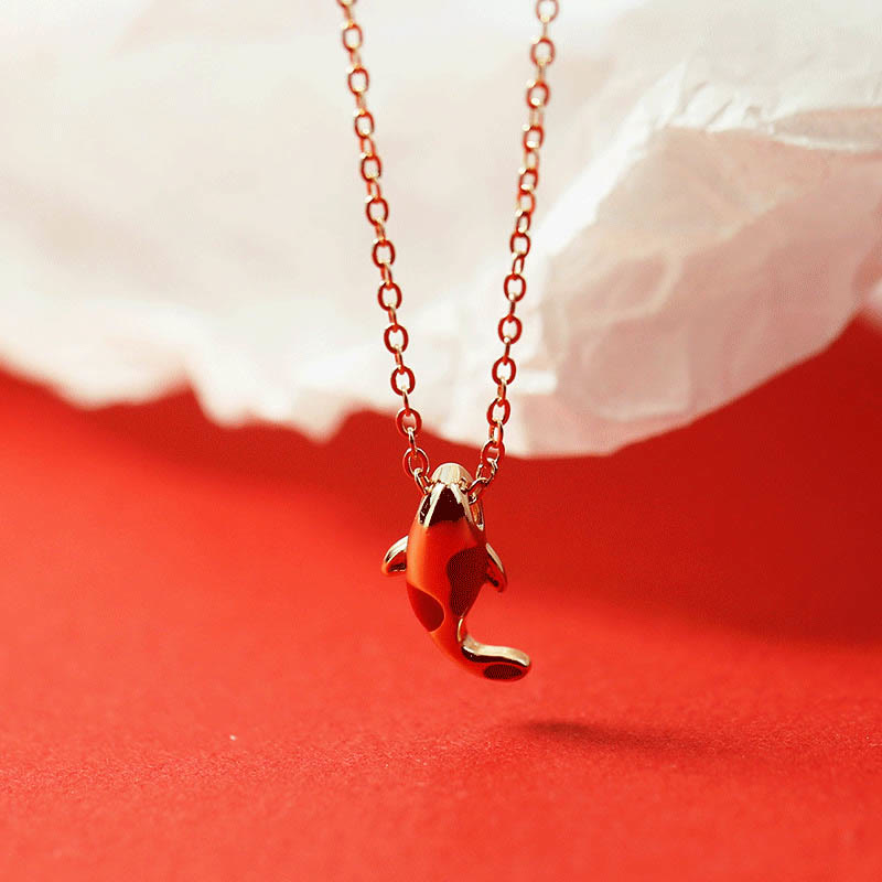 Ensemble de boucles d'oreilles et collier avec pendentif en corde rouge et poisson koï en cuivre et Buddha Stones
