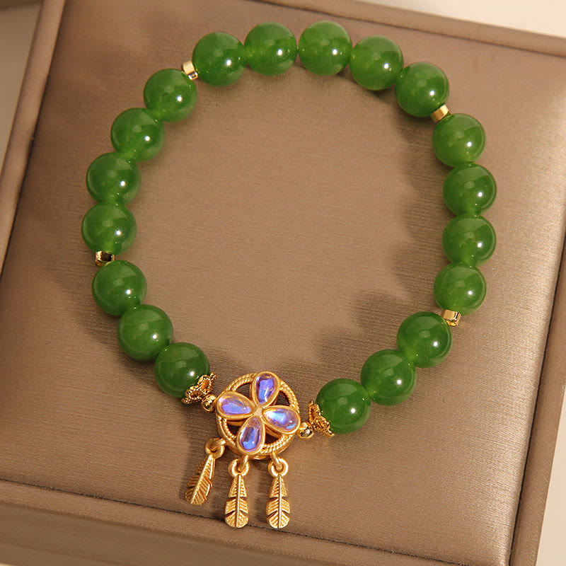 Bracelet porte-bonheur en jade vert avec attrape-rêves et trèfle à quatre feuilles de Buddha Stones