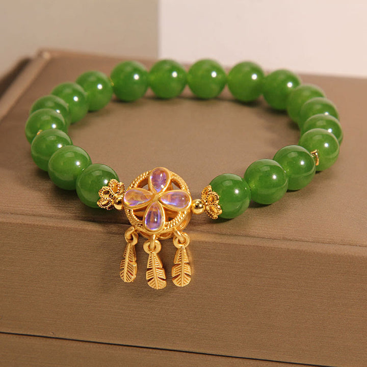 Bracelet porte-bonheur en jade vert avec attrape-rêves et trèfle à quatre feuilles de Buddha Stones